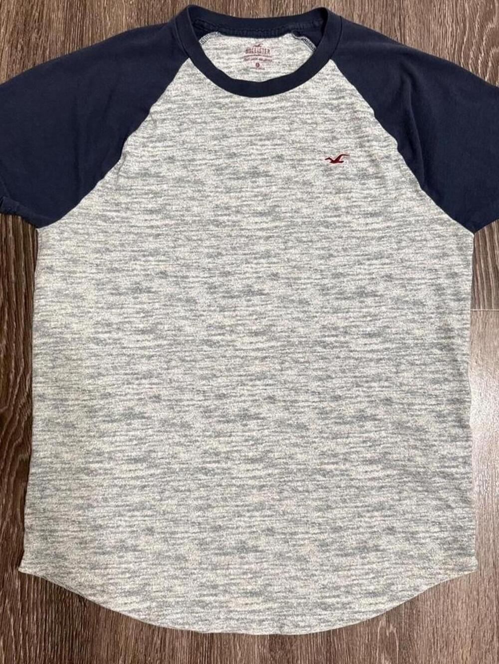 Hollister Co. Men's Grey and Blue Tshirt